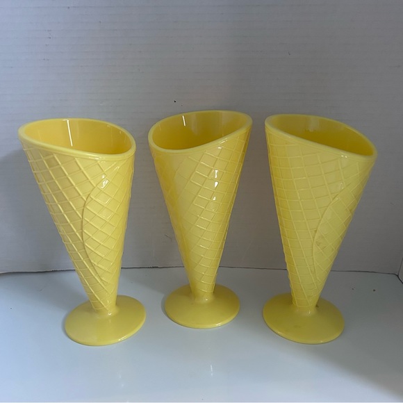 8” waffle cone ice cream cup 3 pcs - YELLOW - Picture 3 of 4